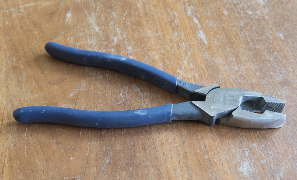 Lineman side cutting pliers